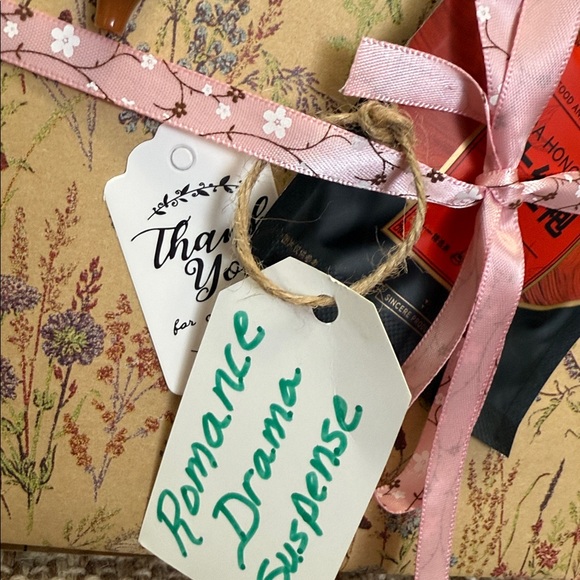 Blind date with a book hardcover, romance, drama suspense, comes with goodies - Picture 5 of 5